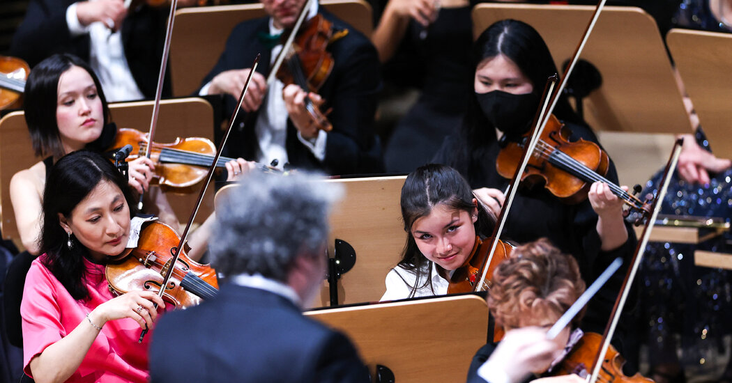 Les musiciens du New York Philharmonic concluent un accord portant leur salaire de base à 205 000 dollars