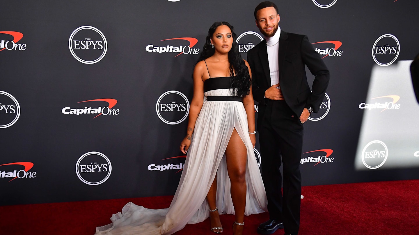 Ayesha Curry et Sydel, la sœur de Steph, concourent pour la meilleure coupe de cowboy « Dirty 30 »