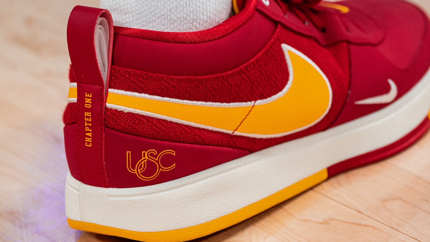 Devin Booker présente le Nike Book 1 « USC Trojans »