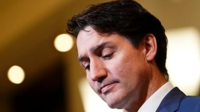 Trudeau entre et sort des Bermudes mercredi pour prononcer l’éloge funèbre de Peter Green