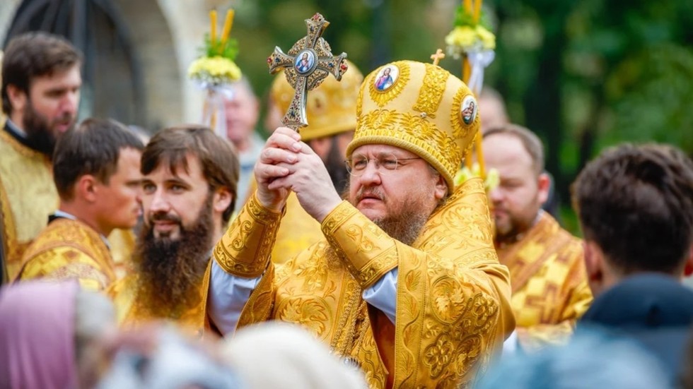 Un dirigeant orthodoxe subit des brûlures et une commotion cérébrale lors d’un raid sur une cathédrale ukrainienne (VIDEO) — RT World News