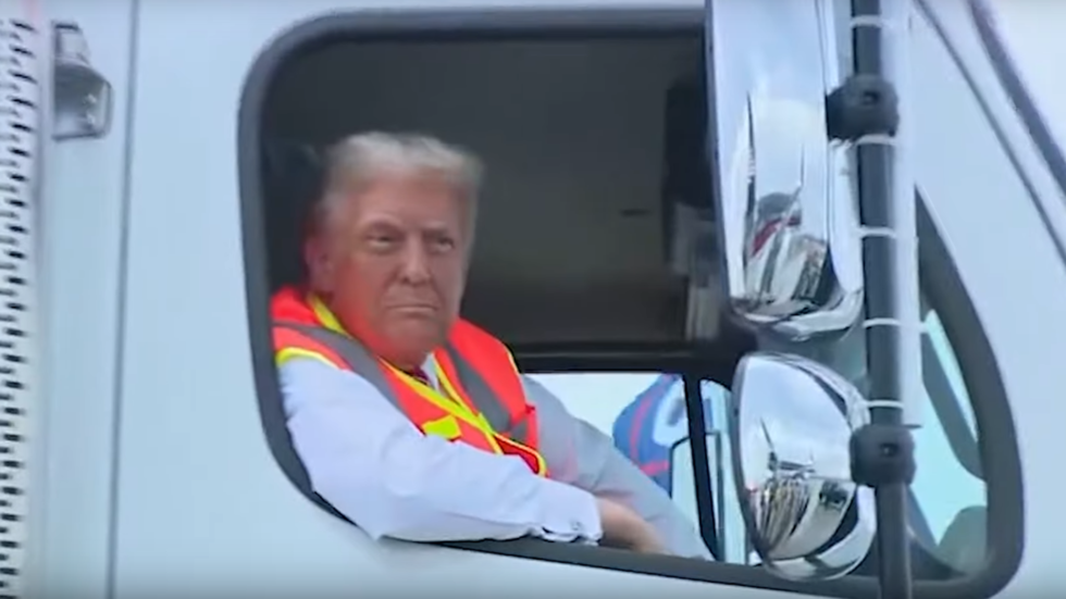 Trump conduit un camion poubelle (VIDÉOS) — RT World News