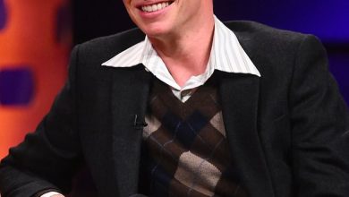 Eddie Redmayne révèle son astuce secrète pour éviter d’être reconnu en donnant un aperçu rare de sa vie de famille tranquille avec sa femme Hannah et leurs deux enfants Iris, huit ans, et Luke, six ans.