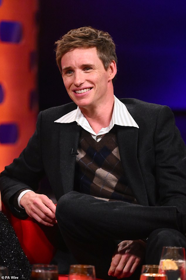 Eddie Redmayne révèle son astuce secrète pour éviter d’être reconnu en donnant un aperçu rare de sa vie de famille tranquille avec sa femme Hannah et leurs deux enfants Iris, huit ans, et Luke, six ans.