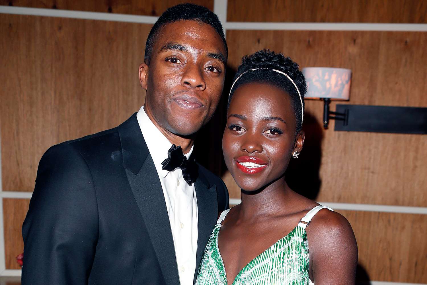 Lupita Nyong’o reste « remplie de chagrin » à cause du regretté Chadwick Boseman