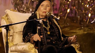 Joni Mitchell lance une attaque en trois mots contre Donald Trump