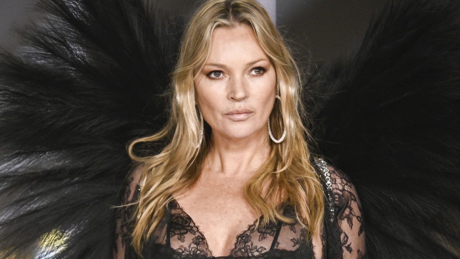 Kate Moss fait ses débuts sur les podiums de Victoria’s Secret – alors que le célèbre spectacle revient après six ans | Actualités Ents & Arts