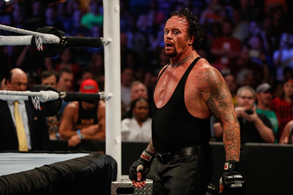 La légende de la WWE, The Undertaker, fait équipe avec Trump dans un message aux électeurs : « Choisissez judicieusement »