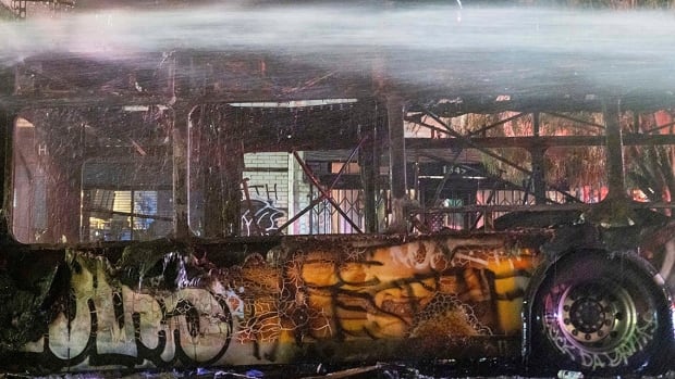 Los Angeles voit des bus incendiés, des vols de magasins et des foules bruyantes après la victoire des Dodgers aux World Series