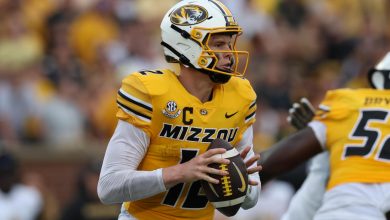 Le quart n°19 du Missouri, Brady Cook, revient à la fin du troisième quart après une blessure à la cheville lors du premier entraînement contre Auburn