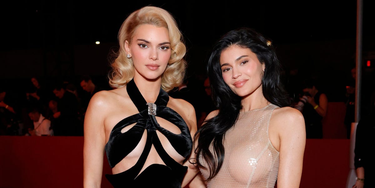 Kendall et Kylie Jenner se coordonnent dans des robes moulantes et sculpturales