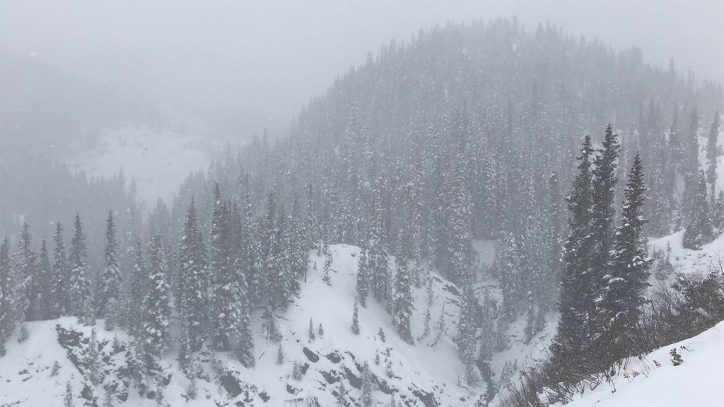 Avertissement de tempête hivernale, neige dans les montagnes, pluie à Denver