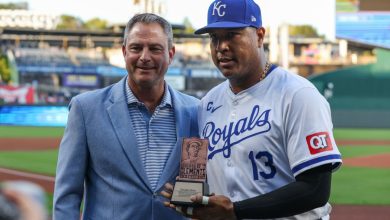 Le receveur des Royals Salvador Perez remporte le prix Roberto Clemente