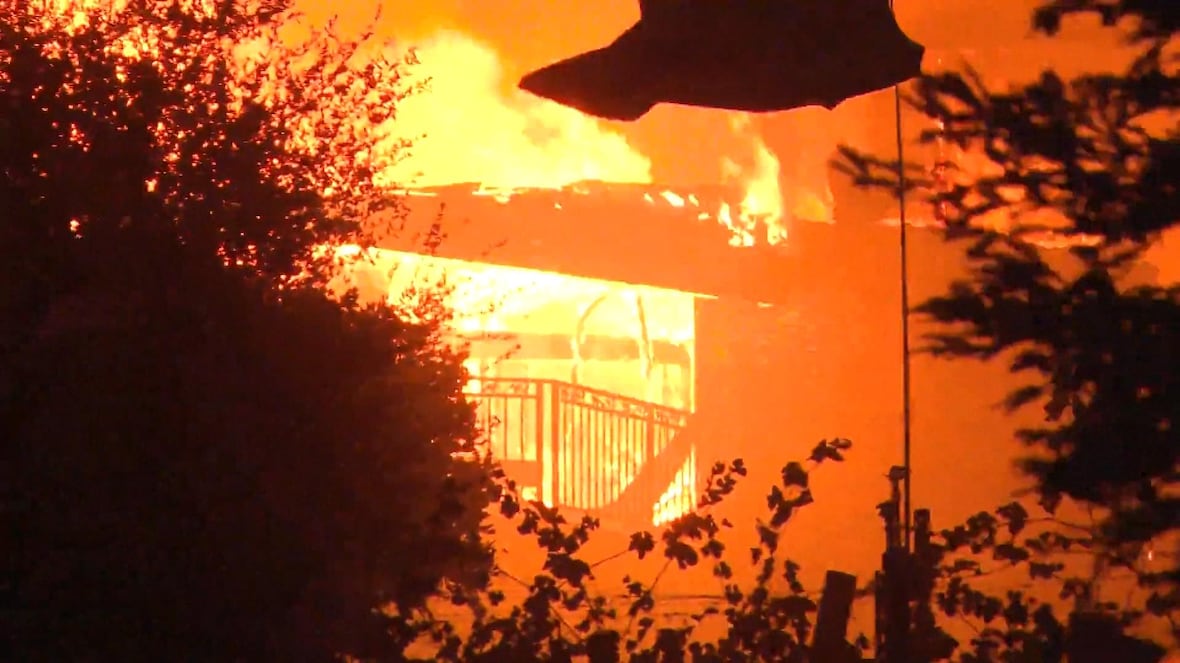 « Hé, vous devez sortir ! » Une famille raconte avoir perdu sa maison à cause d’un incendie de forêt en Californie