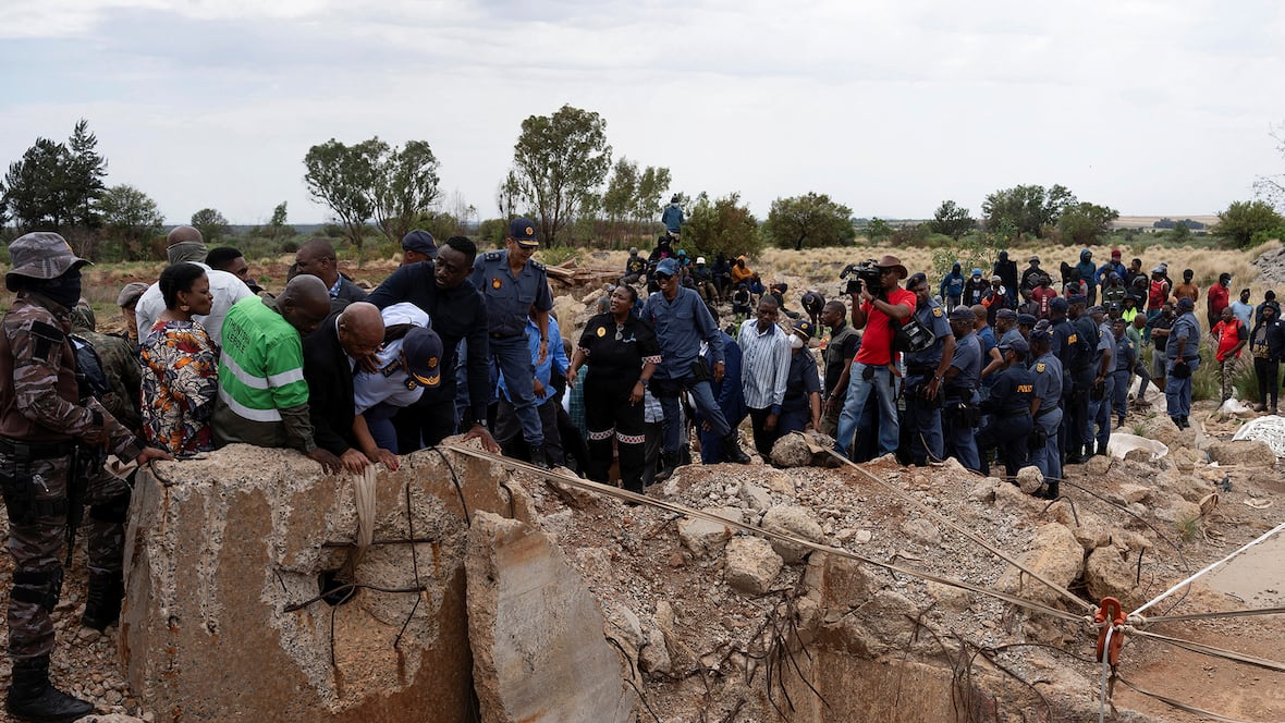 REGARDER | L’Afrique du Sud accepte de sauver les mineurs illégaux enfermés sous terre pendant des semaines