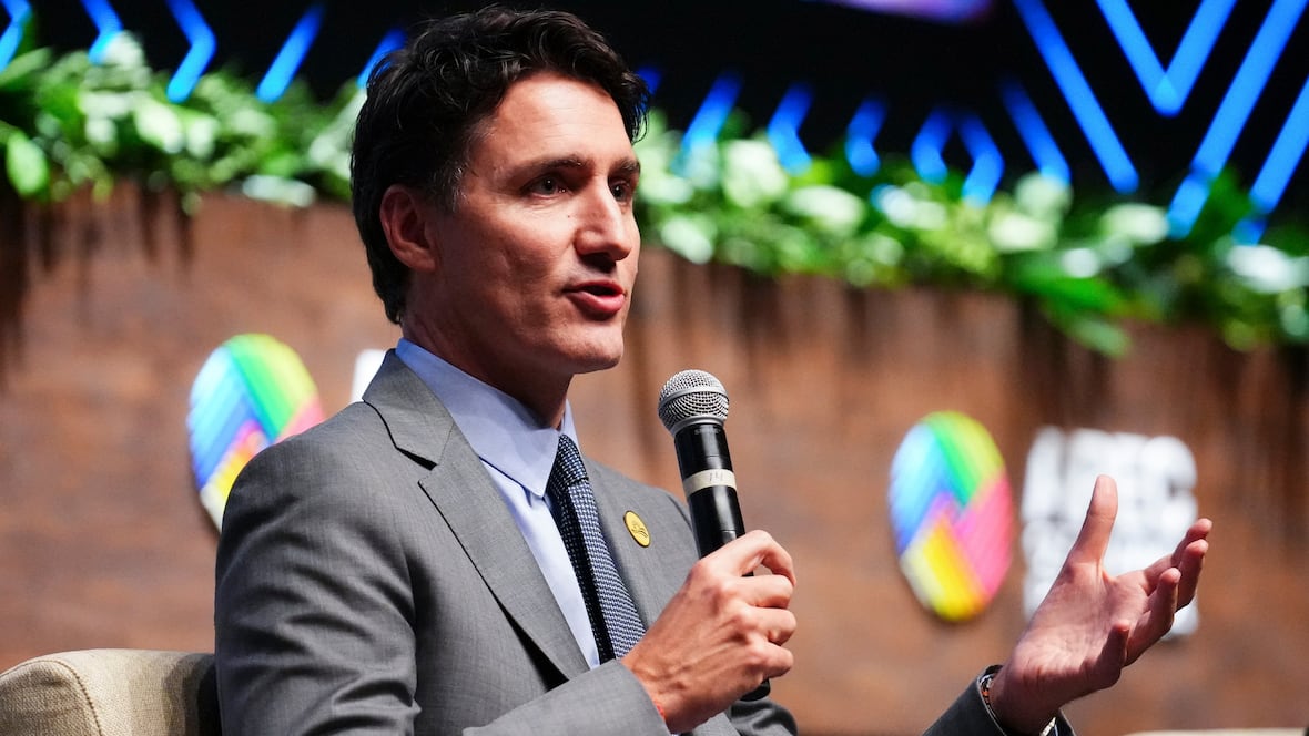 Le premier ministre Justin Trudeau s’adresse aux médias lors de la réunion de l’APEC au Pérou