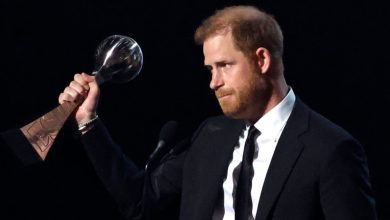 Le prince Harry passe du temps avec la veuve de Pat Tillman lors d’une apparition surprise au gala d’honneur de Tillman