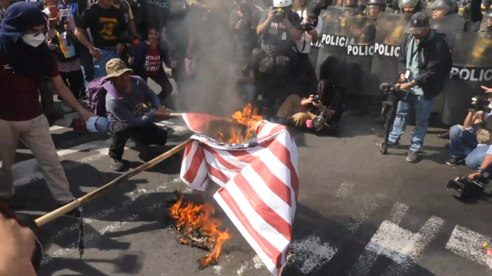 Au Pérou, des manifestants affrontent la police et brûlent le drapeau américain (VIDEO) — RT World News