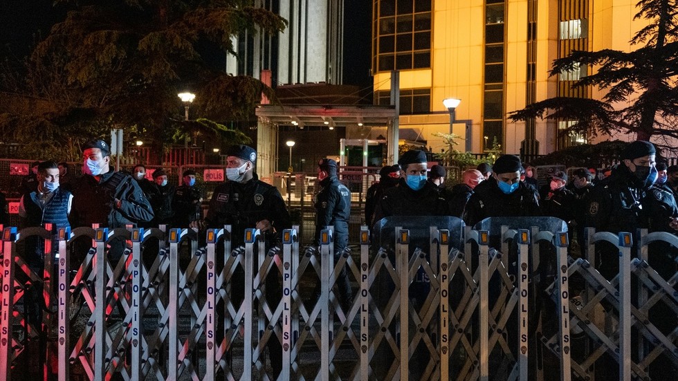 Un homme armé ouvre le feu devant le consulat israélien à Istanbul (VIDEO) — RT World News