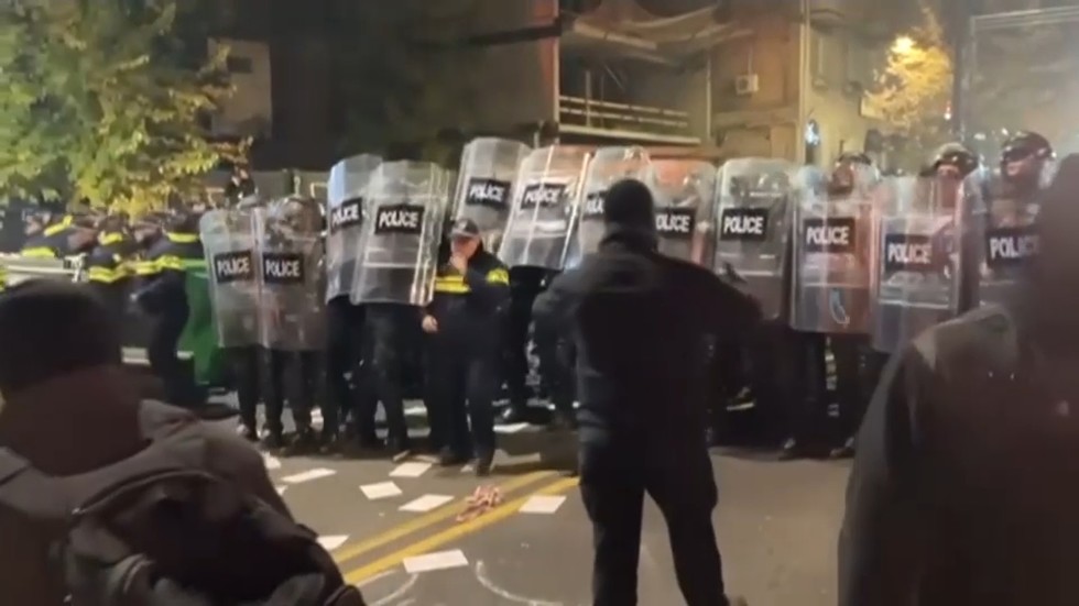 La police disperse les manifestants par la force en Géorgie (VIDEO) — RT World News