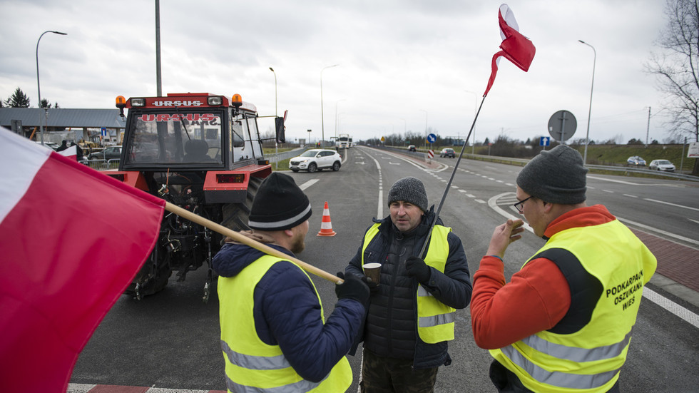 Les agriculteurs polonais menacent de bloquer tous les postes frontaliers avec l’Ukraine — RT World News