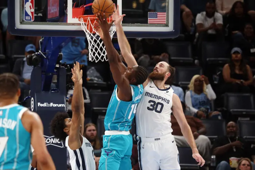 Les Charlotte Hornets devraient continuer à expérimenter avec ce joueur au centre