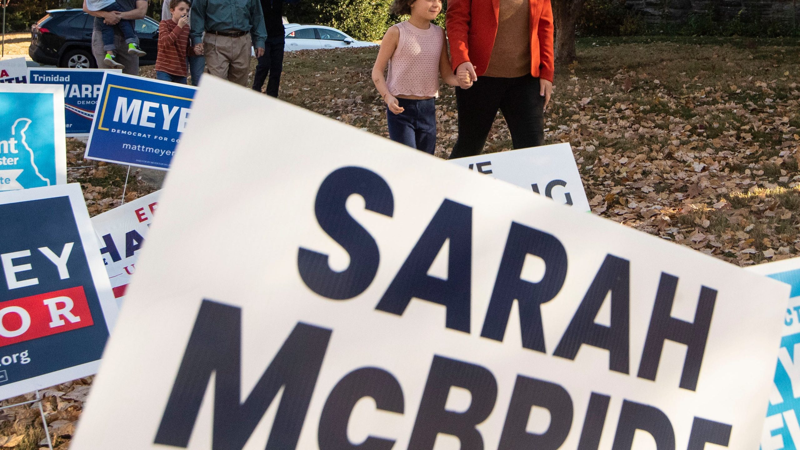 La candidate au Congrès Sarah McBride salue ses partisans après le vote