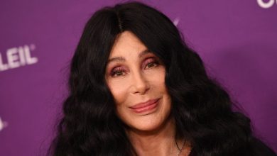 Cher dit que son ex-mari Sonny Bono a « pris tout mon argent » dans de nouveaux mémoires