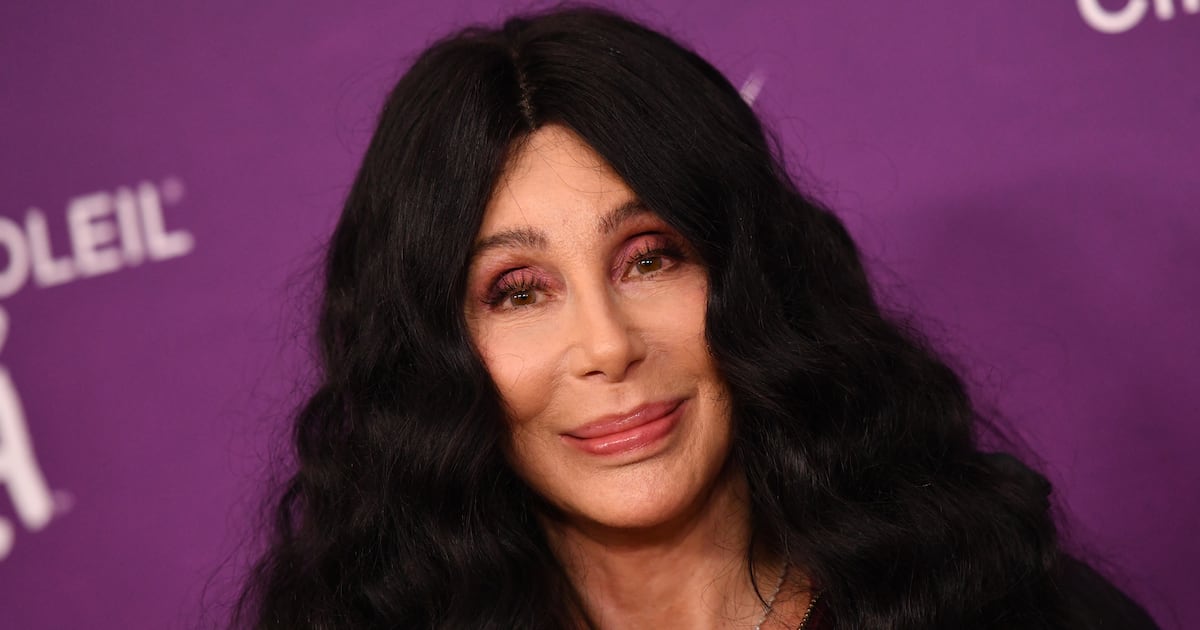 Cher dit que son ex-mari Sonny Bono a « pris tout mon argent » dans de nouveaux mémoires