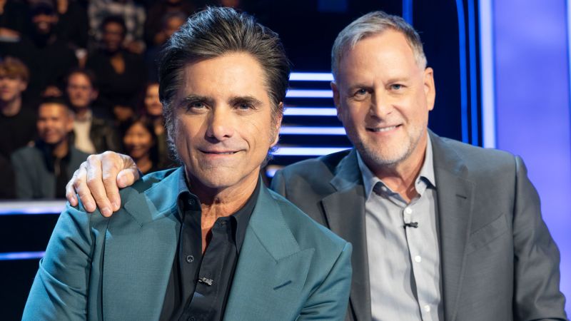 Dave Coulier fait ses débuts avec le crâne rasé avec l’aide de son ami John Stamos