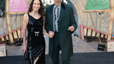 Jeff Goldblum et Emilie Goldblum font une entrée élégante à la première de « Wicked » à Los Angeles en Prada