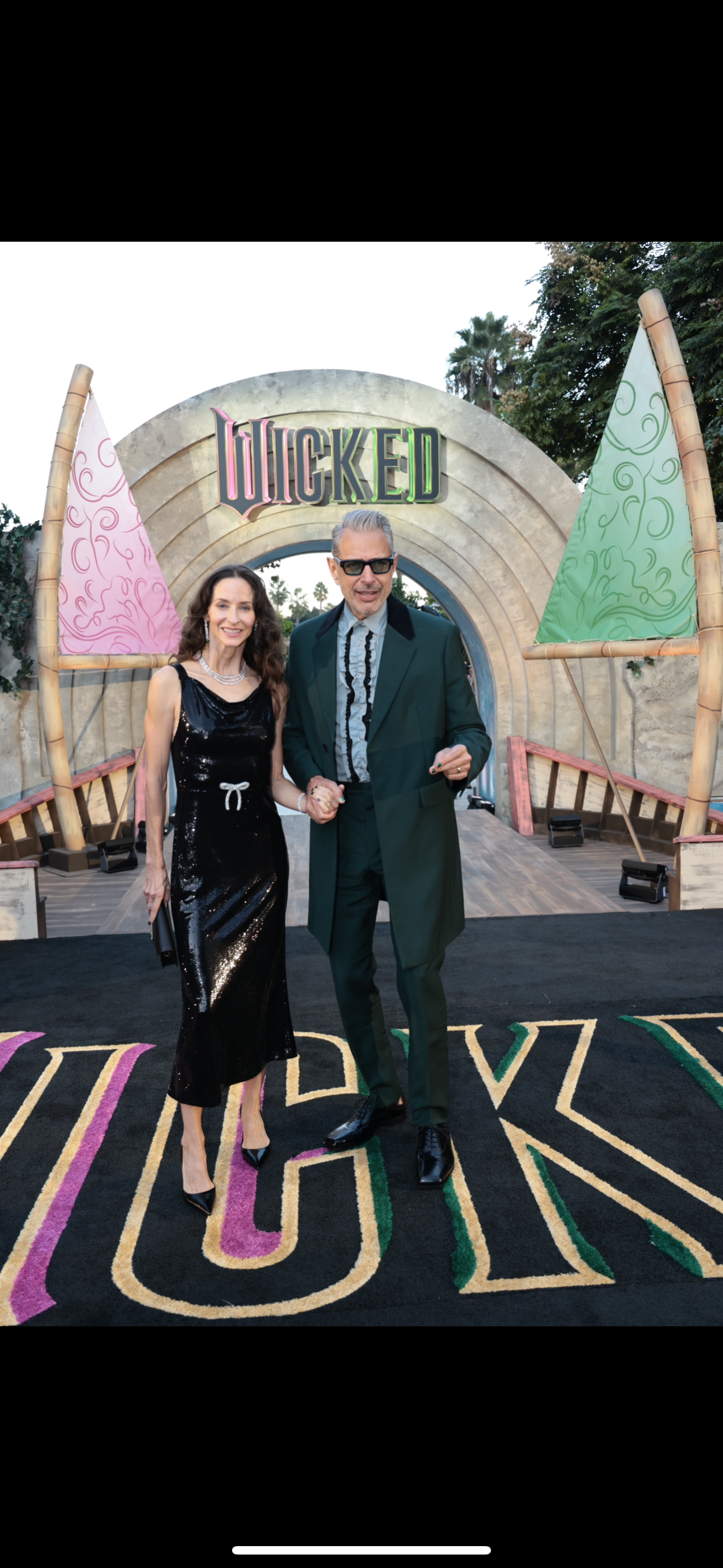 Jeff Goldblum et Emilie Goldblum font une entrée élégante à la première de « Wicked » à Los Angeles en Prada