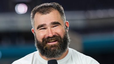 Jason Kelce interprète une nouvelle chanson de vacances avec Mt. Joy au Eagles Game