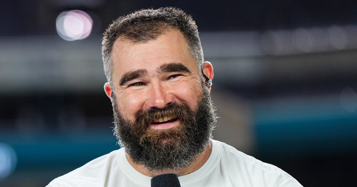 Jason Kelce interprète une nouvelle chanson de vacances avec Mt. Joy au Eagles Game