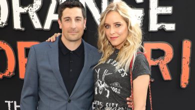 Jenny Mollen, la femme de Jason Biggs, traînée à bord d’un avion avec des poux