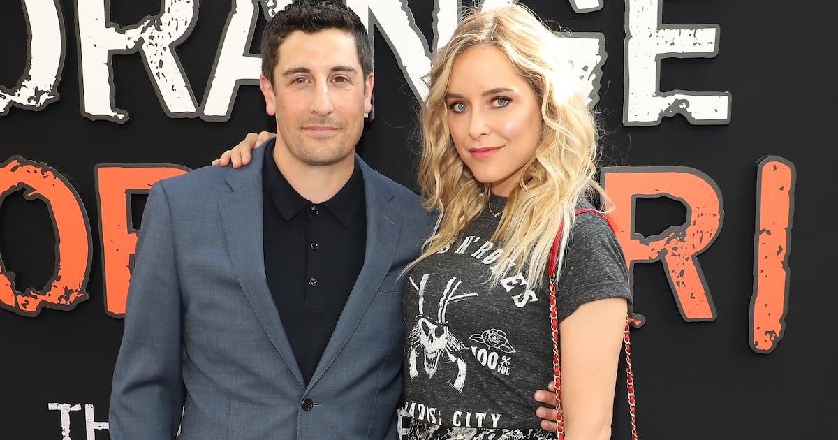 Jenny Mollen, la femme de Jason Biggs, traînée à bord d’un avion avec des poux