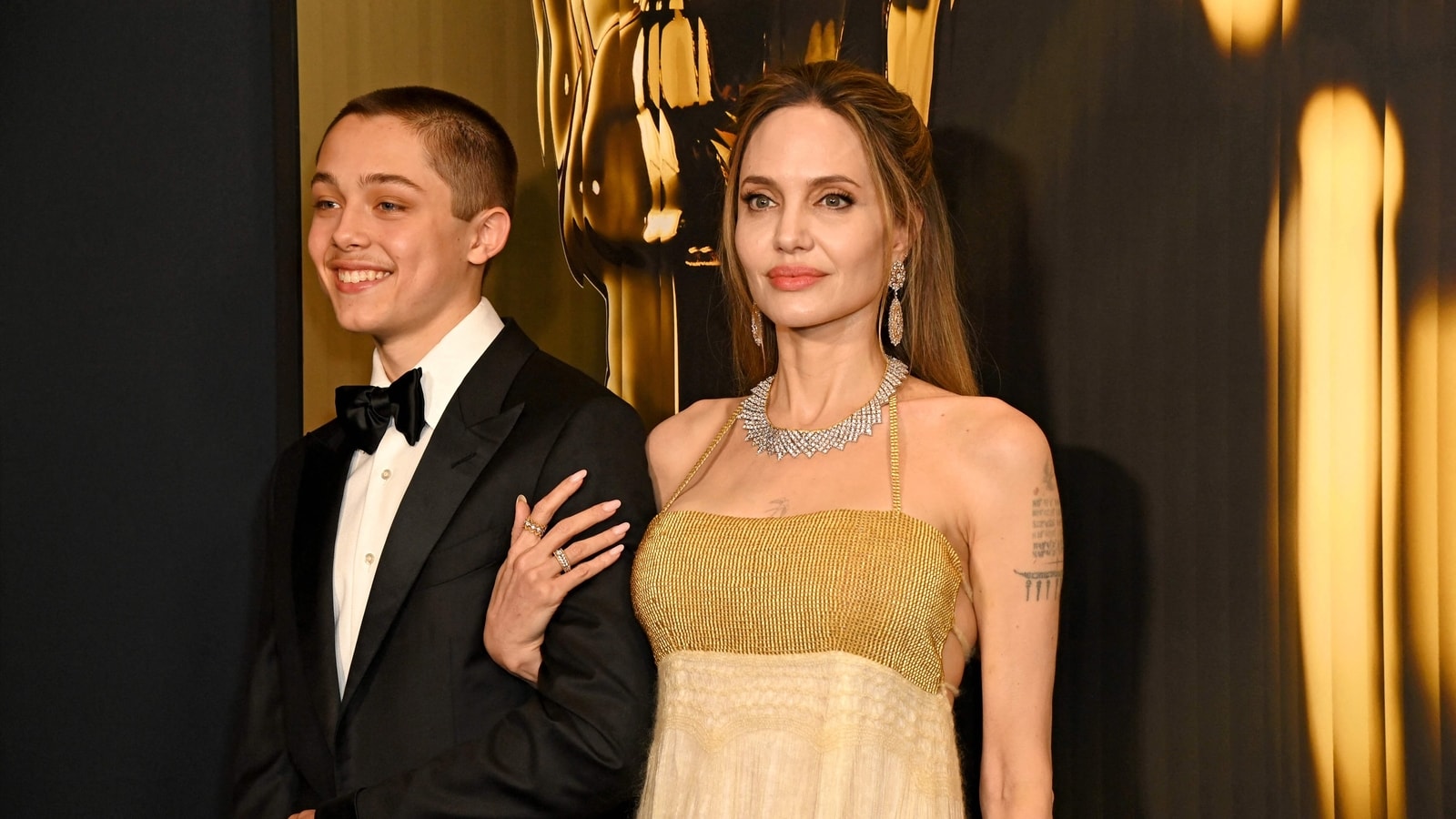 Knox, le fils d’Angelina Jolie, est beau et fait une rare apparition aux Governors Awards avec son +1 : Photos | Hollywood