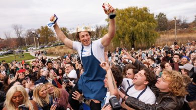 Le vainqueur du concours de sosies de Jeremy Allen White couronné lors de l’événement de Humboldt Park