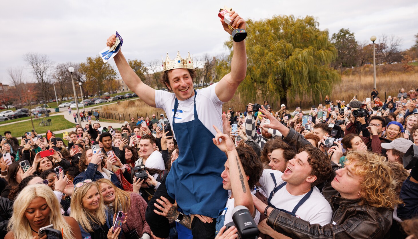 Le vainqueur du concours de sosies de Jeremy Allen White couronné lors de l’événement de Humboldt Park