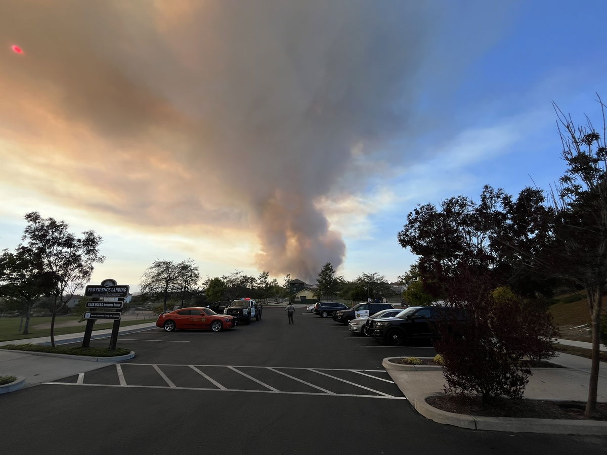 Avertissements d’évacuation levés pour un incendie de végétation de 130 acres à l’est du village de Vandenberg sur Santa Lucia Canyon Road