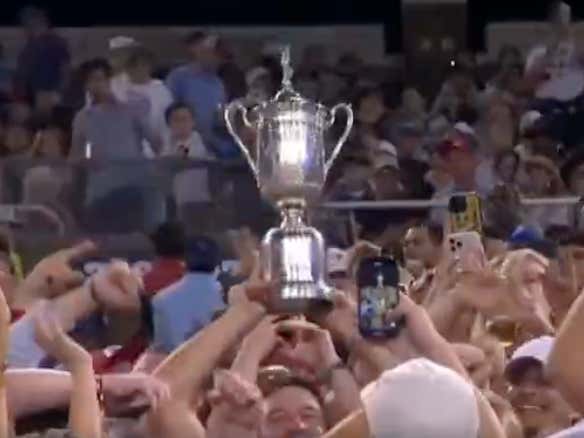 Le champion du peuple : Bryson a introduit le trophée de l’US Open dans la section étudiante de SMU lors de son match de football, en profite avant le match