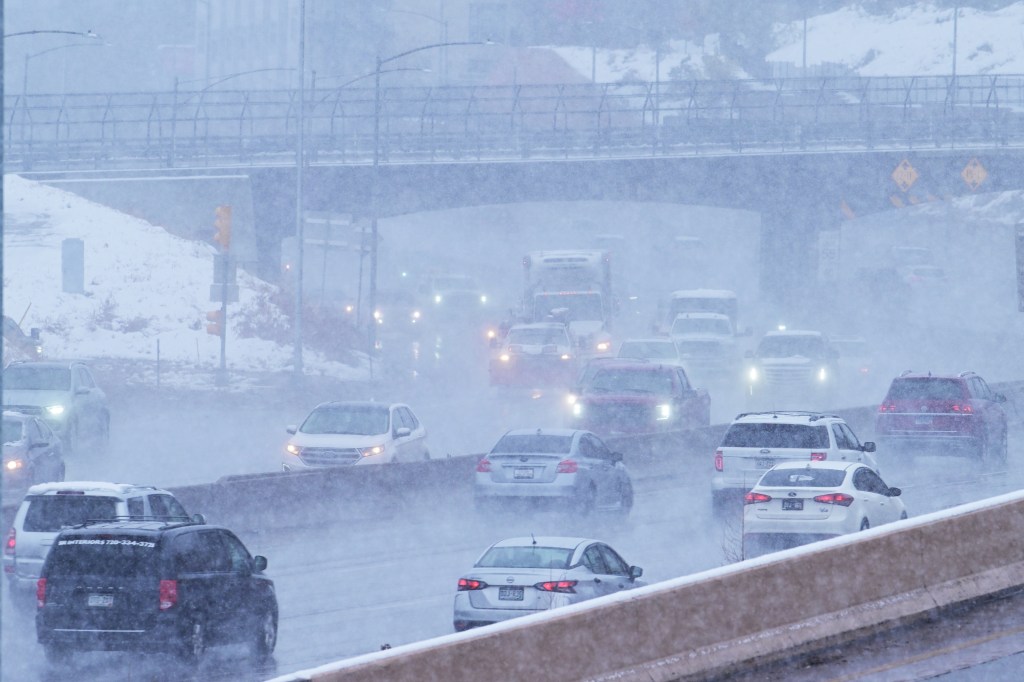 La tempête hivernale en déclin laisse plus de 3 pieds de neige