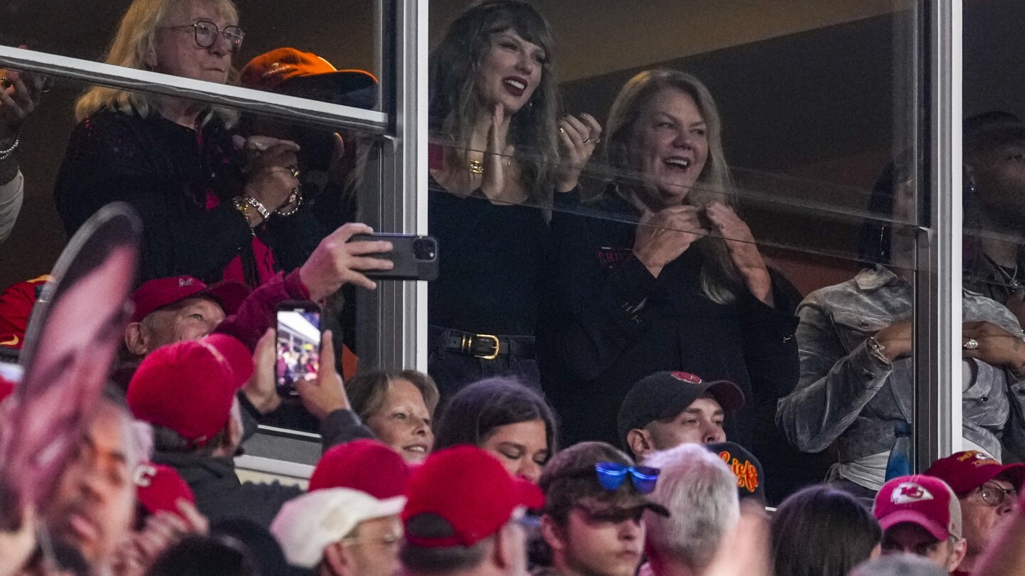 Taylor Swift regarde Travis Kelce et les Chiefs jouer contre les Buccaneers après avoir terminé l’étape américaine de la tournée Eras