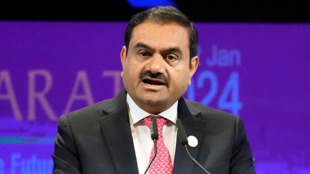 Le milliardaire indien Adani et trois anciens dirigeants d’un fonds de pension canadien accusés de fraude