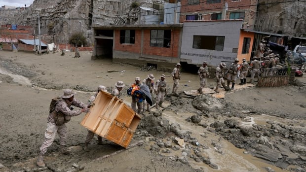 De fortes pluies provoquent un glissement de terrain et des inondations dans la capitale bolivienne