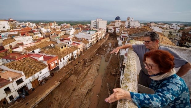 Des milliers de soldats et de volontaires se joignent aux efforts de nettoyage après que les inondations en Espagne ont tué plus de 200 personnes