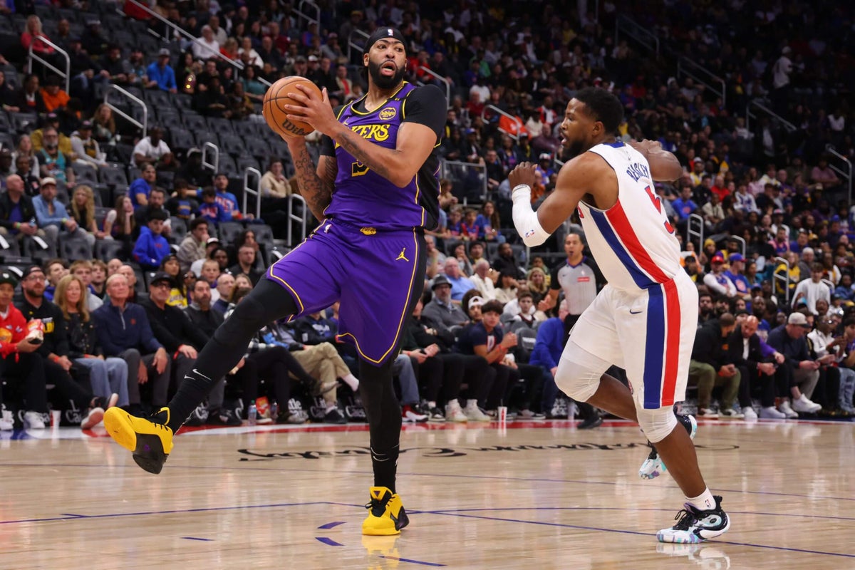 La blessure au pied d’Anthony Davis s’ajoute aux problèmes des Lakers lors de la défaite à Détroit