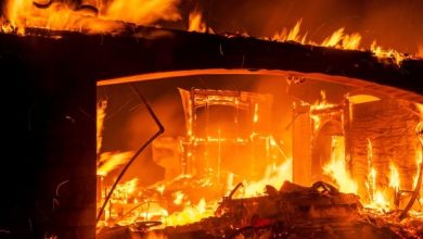 L’incendie de montagne dans le sud de la Californie détruit des dizaines de maisons et impose un ordre d’évacuation à des milliers de personnes.