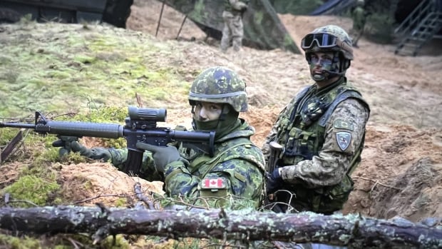 Alors que le Canada dirige une force renforcée de l’OTAN près de la frontière russe, l’alliance se prépare à l’arrivée de Trump.