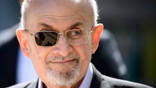 Un incident bureaucratique apporte une fin heureuse à l’interdiction du livre controversé de Salman Rushdie en Inde